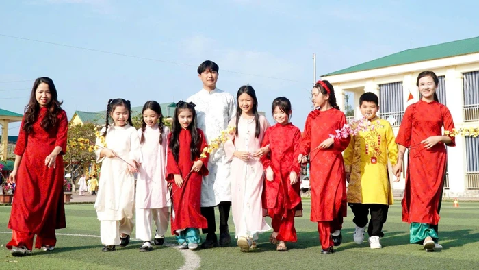 Niềm vui của giáo viên và học sinh Trường Tiểu học Thu Thủy bước vào năm mới. Ảnh: Hồ Lài