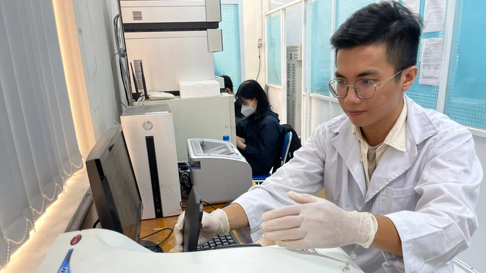 Nghiên cứu khoa học tại phòng thí nghiệm Trường Đại học Quốc tế, Đại học Quốc gia TPHCM. Ảnh: Phúc Uyên