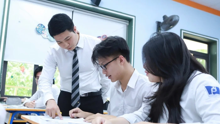 Thầy, trò Trường THPT Phan Đình Phùng (Hà Nội). Ảnh: ITN