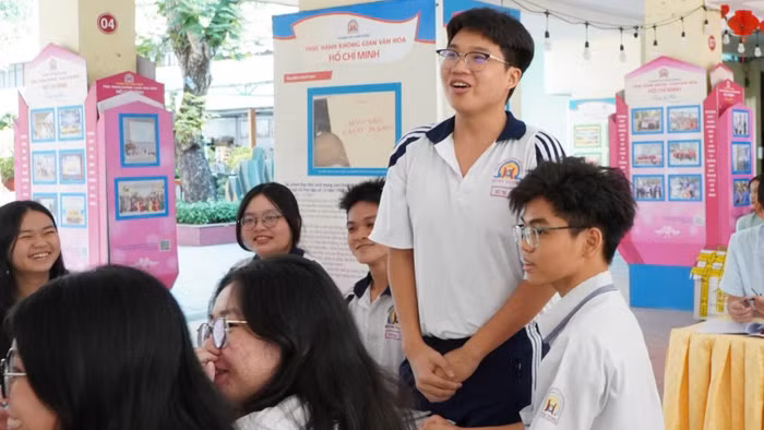 Tiết học Ngữ văn của học sinh Trường THPT Hùng Vương tại Không gian văn hóa Hồ Chí Minh. Ảnh: DV