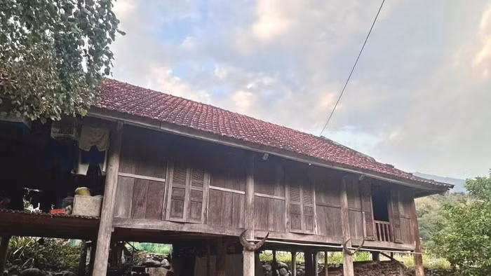 Người dân ở bản Chim Vàn, xã Pắc Ngà vẫn lưu giữ nhà sàn truyền thống. Ảnh: Hà Hoàng.