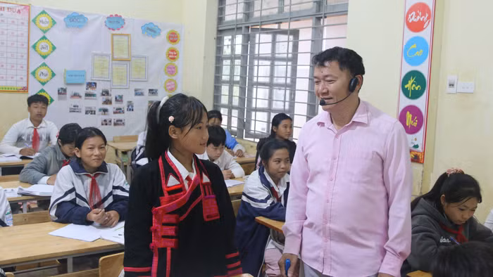 Học sinh Trường PTDTBT THCS Huổi Luông trao đổi với giáo viên tiếng Anh.