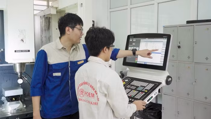Sinh viên Trường Cao đẳng Cơ điện Hà Nội thực hành thao tác trên máy CNC. Ảnh: HCEM