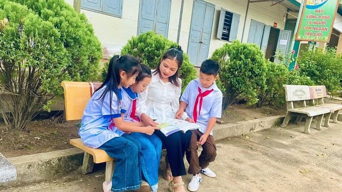 Cô, trò Trường PTDTBT Tiểu học Bằng Thành 1 (xã Bằng Thành, Thái Nguyên) nỗ lực vượt khó thi đua dạy - học tốt. Ảnh: NTCC
