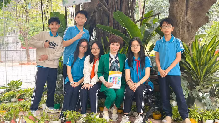 Cô trò Trường THCS Đống Đa (Kim Liên, Hà Nội). Ảnh: NTCC