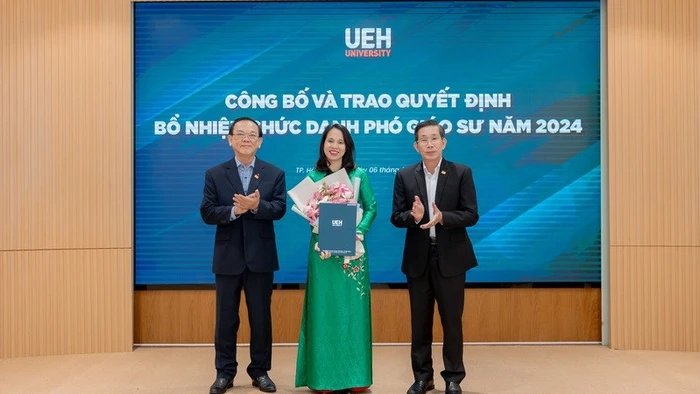 Đại học Kinh tế TPHCM công bố và trao quyết định bổ nhiệm chức danh GS, PGS năm 2024. Ảnh: UEH
