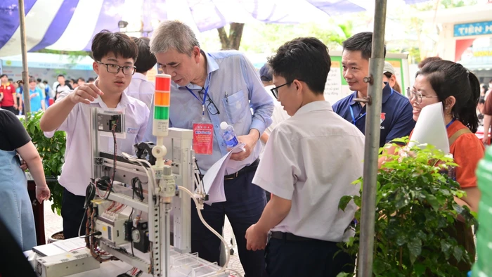Sản phẩm sáng tạo công nghệ của học sinh Trường THPT Trần Phú (Đà Nẵng) tham gia Ngày hội công nghệ học sinh - sinh viên 2025 do Trường Đại học Bách khoa (Đại học Đà Nẵng) tổ chức. Ảnh: PV