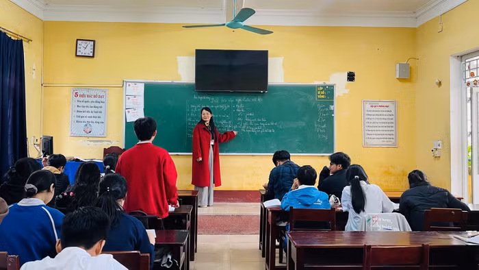 Cô Trần Thị Ngân – giáo viên Trường THPT Hương Vinh (TP Huế) trong giờ Ngữ văn. Ảnh: NTCC