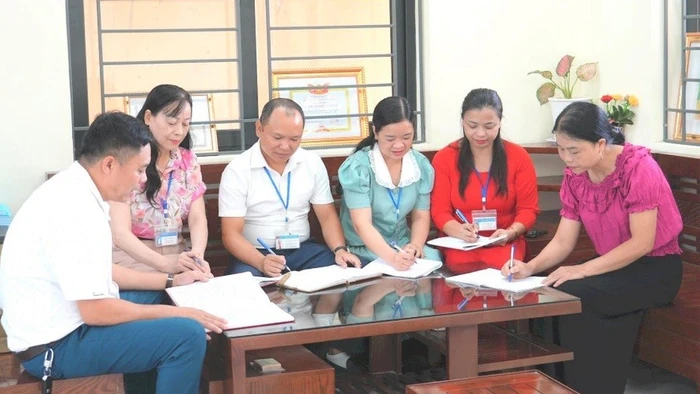 Ban giám hiệu Trường THCS Nguyễn Trãi (Tân Kỳ, Nghệ An) trao đổi chuyên môn cùng giáo viên. Ảnh: Hồ Lài