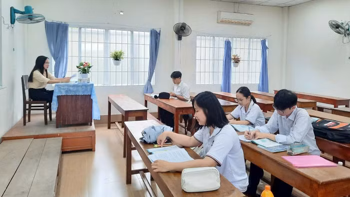 Cô Bùi Thị Trúc Ly - giáo viên môn Lịch sử, Trung tâm GDTX tỉnh Đồng Tháp dạy bồi dưỡng học sinh giỏi dự thi cấp tỉnh. Ảnh: NTCC
