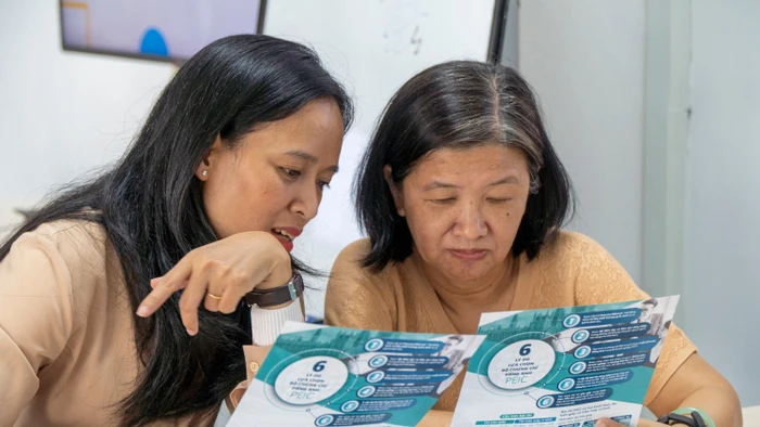 Giảng viên Trường ĐH Sư phạm Kỹ thuật TPHCM trong buổi tập huấn về kỳ thi chứng chỉ tiếng Anh quốc tế PEIC trên giấy và trên máy tính. Ảnh: EMG