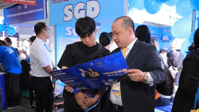TS Mai Đức Toàn, Trường Đại học Gia Định tại một buổi tư vấn tuyển sinh hướng nghiệp cho học sinh. Ảnh: NVCC