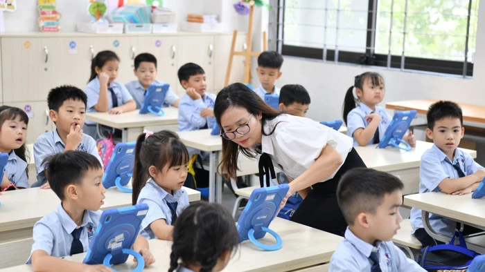 Lớp học thông minh giúp giáo viên giảm thời gian chuẩn bị bài giảng, đồng thời, tăng thời gian hỗ trợ học sinh. Ảnh minh họa: INT