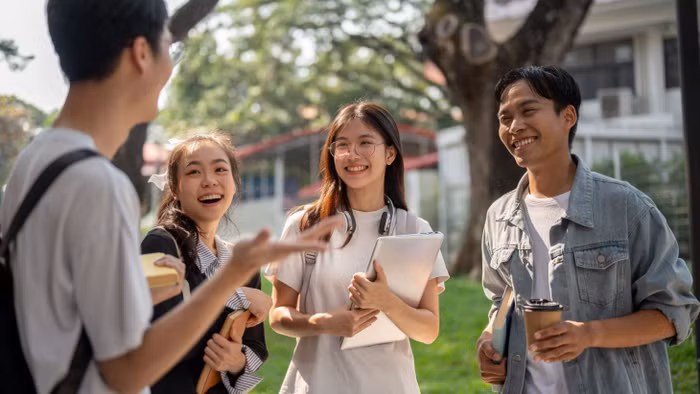 Mâu thuẫn ở học đường là điều khó tránh khỏi nên cha mẹ cần đồng hành để giúp con học cách giải quyết xung đột một cách bình tĩnh, tôn trọng và văn minh. Ảnh: College transitions.