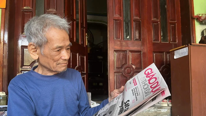 Ông Nguyễn Thiện Thuật vẫn giữ thói quen đọc báo mỗi ngày.