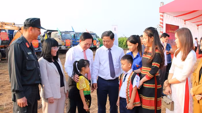 Phó Thủ tướng Hồ Quốc Dũng cùng lãnh đạo địa phương trò chuyện với học sinh, giáo viên xã Ea Bung. 