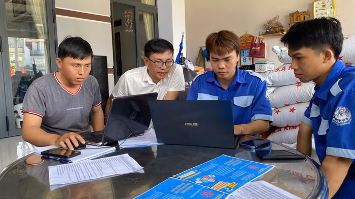 Tổ hỗ trợ chuyển đổi số Trường Cao đẳng Kỹ thuật Công nghệ Nha Trang ra quân hướng dẫn người dân sử dụng dịch vụ công trực tuyến (tháng 11/2025).