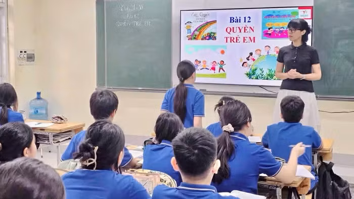 Một giờ dạy trên lớp của bà Nguyễn Thị Vân Hồng - Hiệu trưởng Trường THCS Chương Dương (Hồng Hà, Hà Nội).