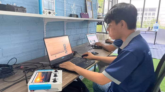 Sinh viên Trường Đại học Công nghệ Kỹ thuật TPHCM trong giờ thực hành lập trình. Ảnh: Hà An