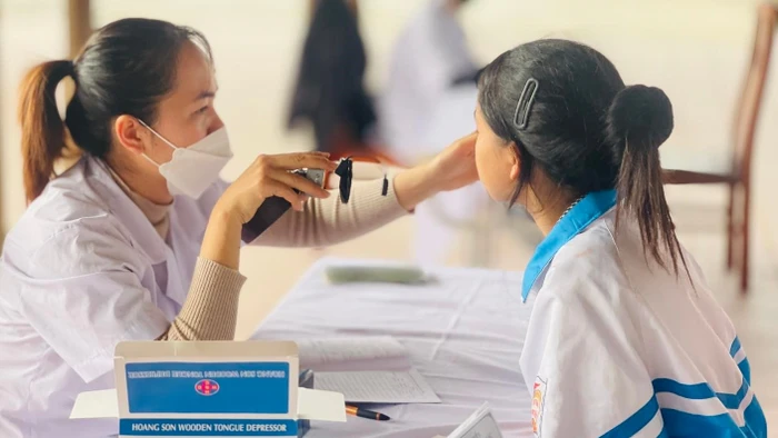 Nhân viên y tế Trường THCS Túc Duyên (Phan Đình Phùng, Thái Nguyên) kiểm tra sức khỏe định kỳ cho học sinh. Ảnh minh họa: INT