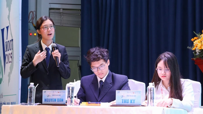 Sinh viên Trường Đại học Luật TPHCM tranh luận tại Cuộc thi Phiên tòa giả định VMoot cấp quốc gia năm 2025. Ảnh: HCMULAW