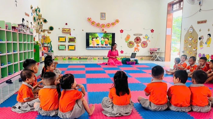 Cô, trò Trường Mầm non Sao Mai (Chiềng Sinh, Sơn La) trong một giờ học trên lớp. Ảnh: NVCC