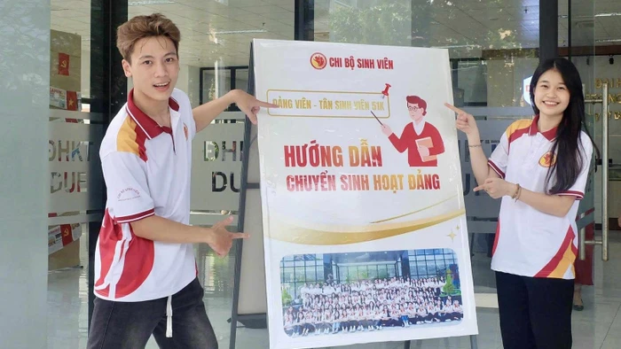 Chi bộ sinh viên Trường Đại học Kinh tế – Đại học Đà Nẵng hỗ trợ đón tân sinh viên làm thủ tục nhập học năm 2025.