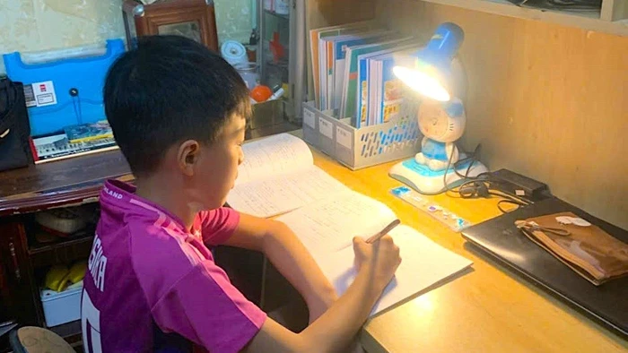 Sau khi “Tiếng kẻng học bài” vang lên, tất cả học sinh trên địa bàn xã Nguyễn Văn Linh tự giác ngồi vào bàn học. Ảnh: NVCC