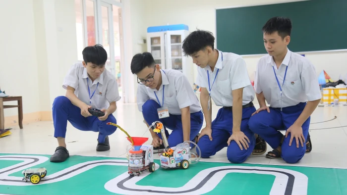 Nhóm xây dựng 2 phiên bản robot, gồm robot cầm tay với tính năng điều khiển từ xa.