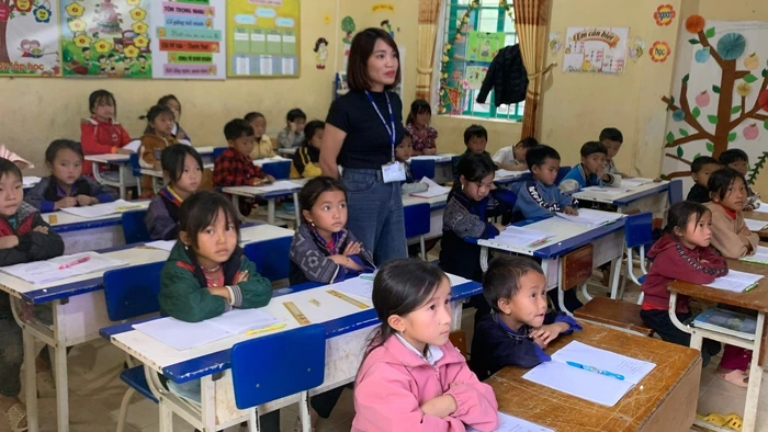 Học sinh Trường Tiểu học Mồ Dề, tỉnh Lào Cai học tiếng Anh qua sự hỗ trợ trực tuyến của giáo viên tại Hà Nội. Ảnh: Nghiêm Huê