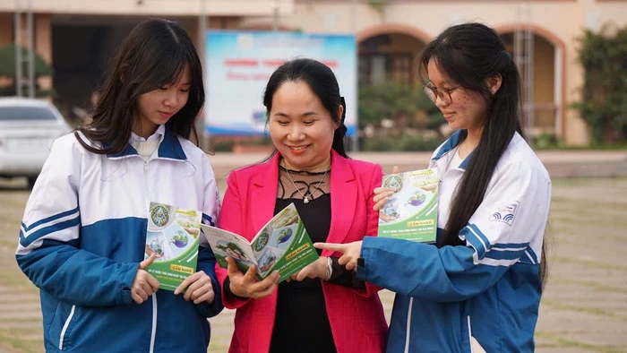 Cô Nguyễn Thu Quyên, giáo viên có những giải pháp ứng dụng công nghệ hiệu quả trong giáo dục của Trường THPT Chuyên Nguyễn Trãi (Hải Phòng) và học trò. Ảnh: NVCC