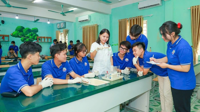 Cô và trò Trường THPT Kim Ngọc (Phú Thọ) trong giờ thực hành môn Hóa học. Ảnh: Đình Tuệ