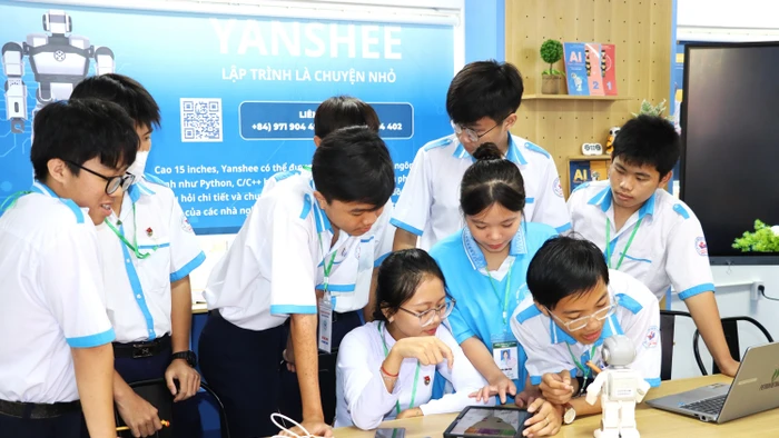 Học sinh Trường THPT Đầm Dơi (Cà Mau) ứng dụng AI trong học tập. Ảnh: QM