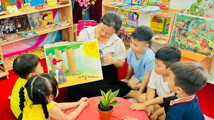 Một hoạt động giáo dục của cô và trò Trường Mầm non Thuận Giao tại KCN phường Thuận Giao (TPHCM). Ảnh: ITN