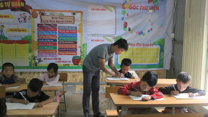 Thầy trò Trường Phổ thông DTBT Tiểu học Nậm Mô (Mường Mô, Lai Châu). Ảnh: Hà Thuận