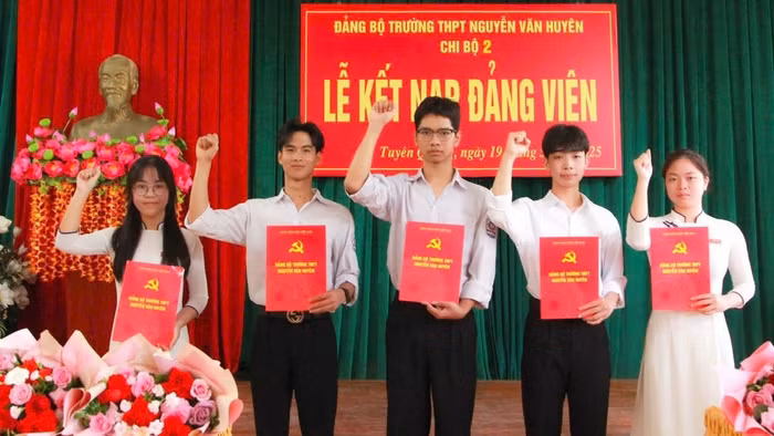 Những đảng viên trẻ tuổi của Trường THPT Nguyễn Văn Huyên.