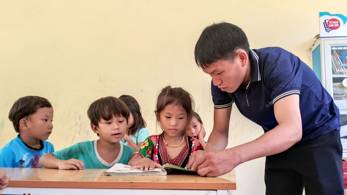Thầy giáo và học sinh lớp 1 ở điểm lẻ Tà Cóm - Trường Tiểu học Trung Lý 2.