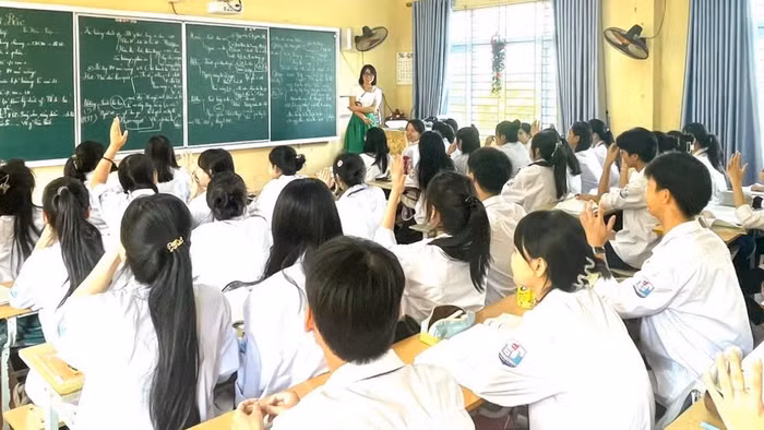 Cô Nguyễn Thị Giang Hương và học sinh trong giờ ôn tập trước Kỳ thi tốt nghiệp THPT năm 2026. Ảnh: NVCC