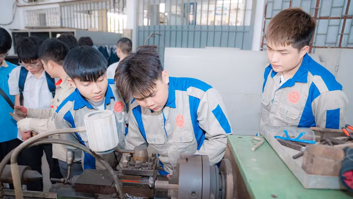 Học sinh Trường Trung cấp nghề Giao thông công chính Hà Nội. Ảnh: NTCC