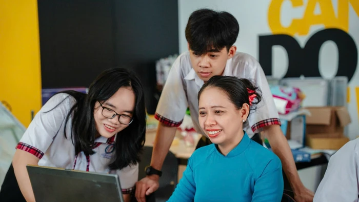 Cô trò Trường THPT Võ Văn Kiệt, Vĩnh Long. Ảnh: NTCC