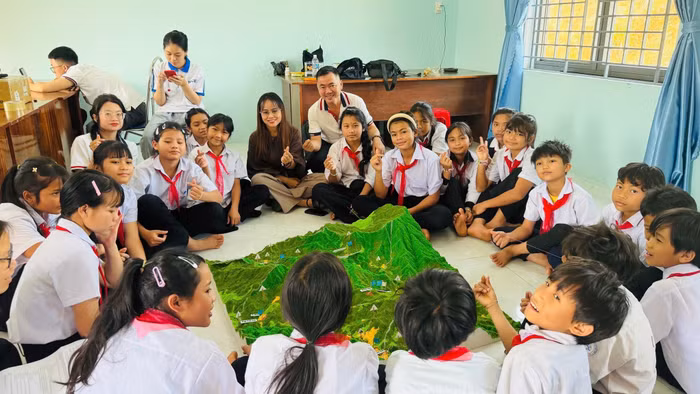 Học sinh Trường Phổ thông Dân tộc bán trú Tiểu học và THCS Trà Vân (Trà Linh, TP Đà Nẵng) tham gia hoạt động truyền thông phòng, chống thiên tai. Ảnh: NTCC