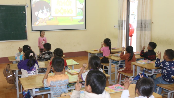 Học sinh Trường PTDTBT Tiểu học Hoang Thèn, xã Khổng Lào (Lai Châu) tương tác với bài học nhờ bài giảng có sử dụng AI.