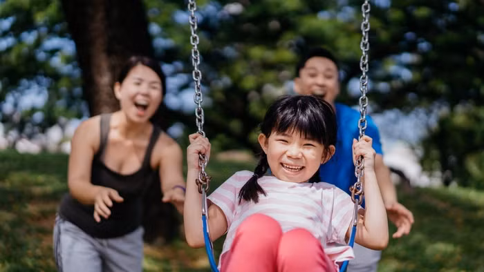 Mỗi trẻ đều có quyền vui chơi, nhưng quyền ấy cần đi kèm với sự đảm bảo an toàn cho chính các em và những người xung quanh. Ảnh: HoneyKidsAsia. 