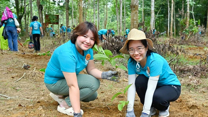 Chị Nguyễn Đức Hiệp Tâm (trái) cùng bạn trồng rừng tại Khu Bảo tồn Thiên nhiên - Văn hóa Đồng Nai, ngày 7/6 vừa qua. Ảnh: Gaia
