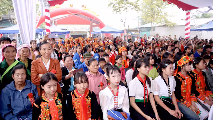 Người dân và học sinh vùng biên Khổng Lào trong ngày khởi công trường nội trú liên cấp. 