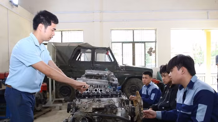 Học viên lớp Trung cấp Cơ khí hàn - xây dựng, Trường Cao đẳng KTCN Sơn La thực hành nghề hàn dân dụng. Ảnh minh họa: INT