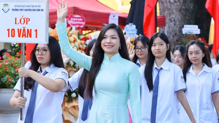 Cô và trò Trường THPT Chu Văn An (Hà Nội). Ảnh: Xuân Phú