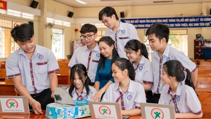 Cô trò Trường THPT Võ Văn Kiệt (Vĩnh Long). Ảnh: NTCC