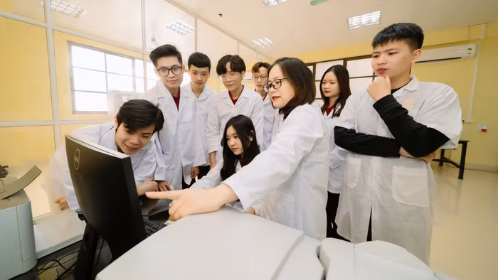 Giảng viên và sinh viên Trường Đại học Thủy lợi. Ảnh: NTCC