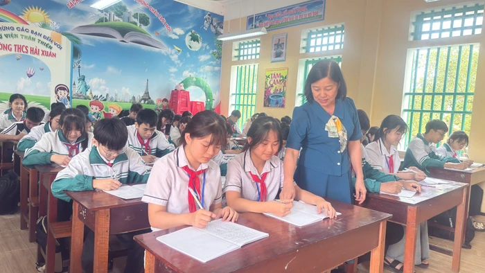 Cô trò Trường THCS Hải Xuân (Hải Xuân, Ninh Bình) trao đổi, ôn tập kiến thức chuẩn bị cho kỳ thi vào lớp 10.